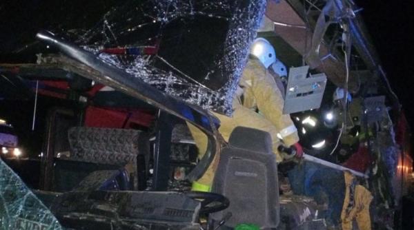 Accident cu șase morți, printre care și un copil, pe o autostradă după ce un autobuz s-a ciocnit cu un camion (FOTO-VIDEO)