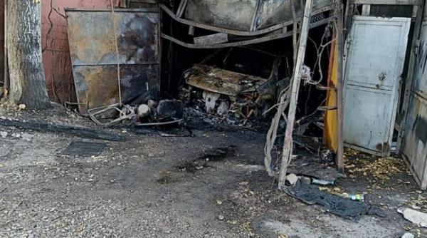 Sfârșit cumplit pentru un român de 56 de ani: Carbonizat în garaj după ce maşina i-a luat foc
