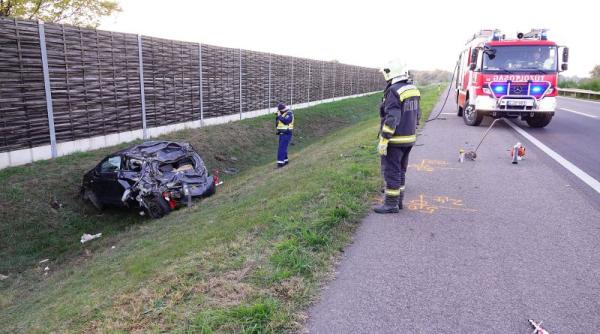 Ungaria. Trei români răniți, după ce mașina în care se aflau a luat foc pe autostradă: S-a ciocnit cu un alt autoturism din România