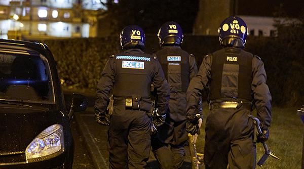 Marea Britanie. Protestatari arestați cu greu de polițiști: și-au lipit mâinile de asfalt