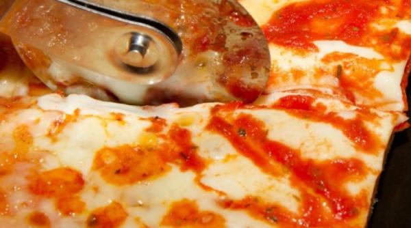 Pizza fără frământare. Este gata în 5 minute și extrem de delicioasă. Toata familia te va lăuda