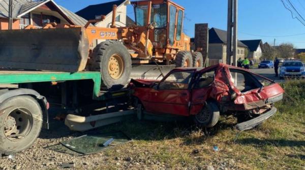 Șofer român, în stare gravă, dus la spital. Mașina pe care o conducea a fost zdrobită de un autotren  