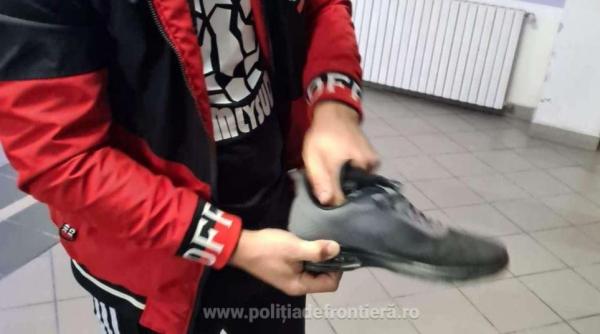 Autocar, verificat la sânge la intrarea în România. Un pasager a fost pus, de polițiști, să-și dea jos pantofii