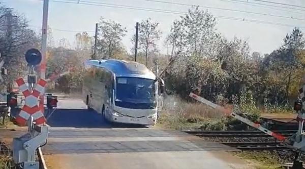 Mai mulți români, pasageri în autobuz, la un pas de moarte. Șoferul a spulberat barierele de la o trecere la nivel cu calea ferată  