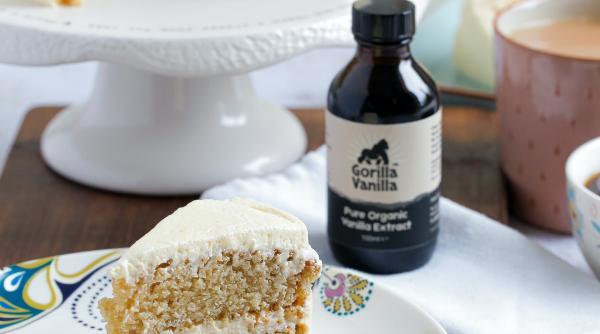 Tort de vanilie, cremos și pufos. Potrivit și pentru o nuntă, dar și pentru a fi servit la o cină în familie