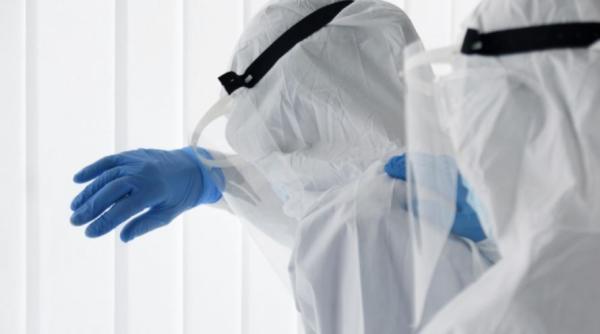 Trei români, infectați cu COVID-19, transferaţi în Polonia, cu o aeronavă a Forţelor Aeriene Române