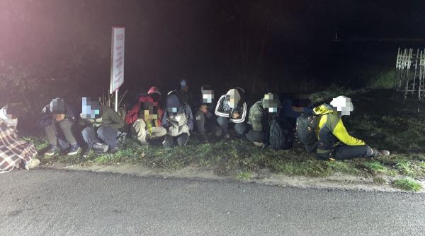 Microbuz condus de un român, blocat în Ungaria la granița cu Serbia: Avea 17 pasageri ilegali înghesuiți în mașină