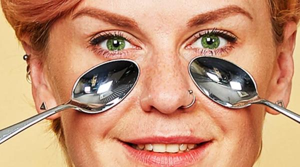 Trucuri secrete de la bunica: Ai nevoie doar de o lingură și vei scăpa, ca prin minune, de cearcăne 