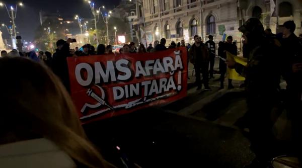 Câteva zeci de persoane protestează în Piaţa Universităţii împotriva certificatului verde: „OMS afară din țară“