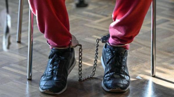 Germania. Un român și-a UCIS fostul patron cu TOPORUL apoi i-a atacat și pe cei doi copilași ai lui: Va fi închis pe viață