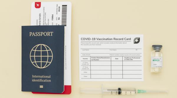 Interceptări din dosarul certificatelor de vaccinare false: „Oamenii nu vrea înţepaţi. Nu vrea decât patalamaua la mână. Să apară în sistem că sunt vaccinaţi”