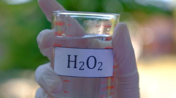 Amestecă apă oxigenată cu puțin detergent și vei scăpa de petele vechi de pe haine. Soluția minune costă doar câțiva lei 