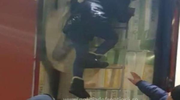 Ascunși într-un camion, printre baloți de vată minerală, doi migranți visau să ajungă ilegal în Norvegia