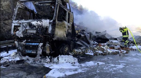 Camion românesc, încărcat cu roșii și ardei, incendiu de proporții pe autostradă, în Germania