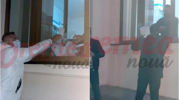 Consilierii locali nevaccinați au votat la geam, pentru că nu aveau certificat să intre în primărie