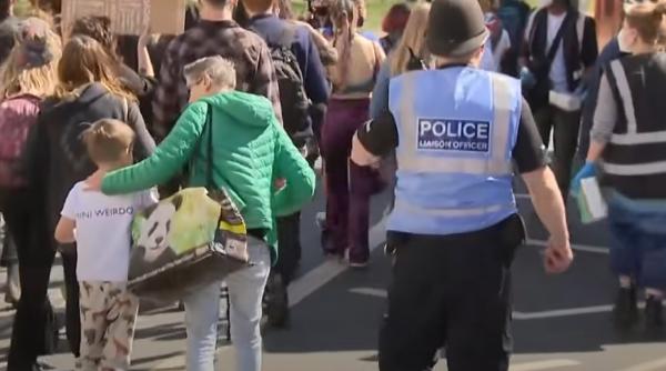 Proteste în Anglia faţă de un fenomen foarte periculos: Sute de oameni au ieșit pe străzile din marile orașe și au boicotat cluburile