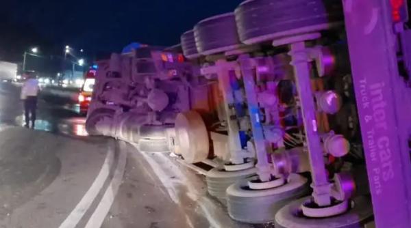 Șofer român rănit, după ce s-a răsturnat cu tirul, încărcat cu deșeuri feroase