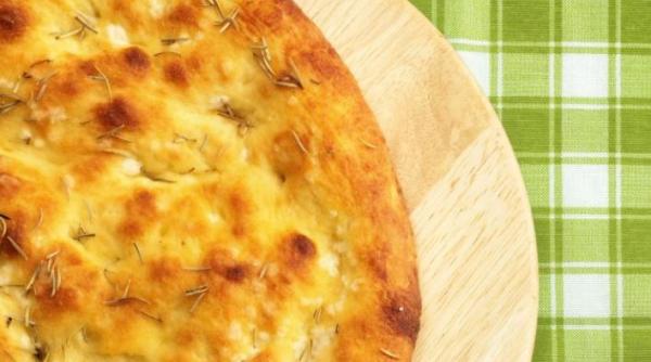 Focaccia cu dovleac. Pufoasă și delicioasă va dispărea rapid de pe masă. Ai nevoie doar de un bol și o lingură de lemn 
