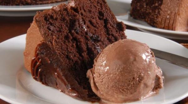 Tort de ciocolată, un desert cu adevărat fabulos. Fără făină, zahăr sau lapte și cu doar 55 de calorii pe felie