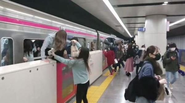 Un bărbat, înarmat cu un cuțit, a atacat mai mulți călători dintr-un tren. A vrut să-i ardă de vii