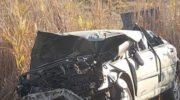 Un român și-a pierdut viața, zdrobit de mașina care s-a răsturnat într-un șanț