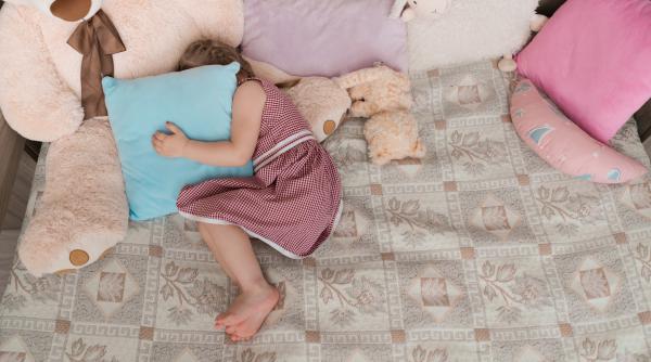 Fetiță de aproape 2 ani, ucisă de o tânără de 19 ani în grija căreia a fost lăsată de propria mamă. Cadavrul, abandonat pe un câmp