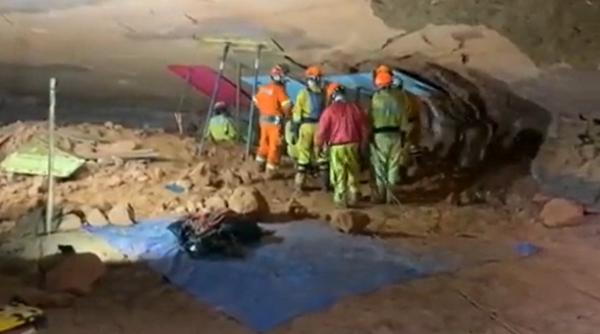 Nouă pompieri au murit striviți, după ce tavanul unei peșteri s-a prăbușit peste ei (VIDEO)