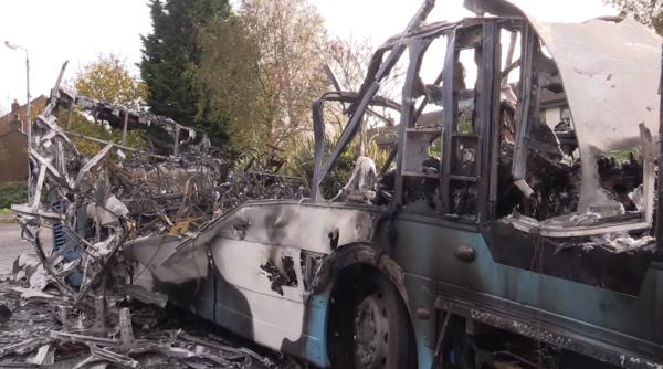 Violenţe în Irlanda de Nord ca reacţie la restricţiile generate de Brexit. Un autobuz a fost incendiat