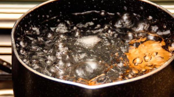 Doi frățiori români, de 3 și 5 ani, rămași singuri acasă, s-au opărit cu apă clocotită