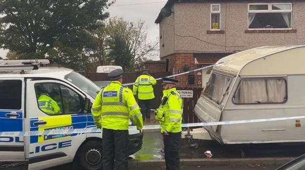 Marea Britanie. Cadavrul unei femei, îndesat într-o valiză și abandonat lângă un loc de joacă. Trei copii au rămas fără mamă