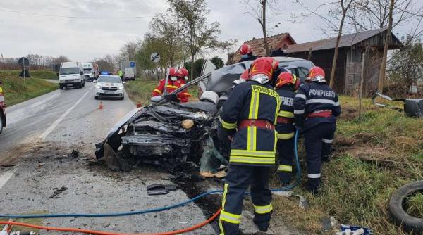 Moarte cumplită pentru un român de 50 de ani: Strivit în urma coliziunii dintre un autoturism şi o automacara