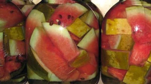 Pepeni murați la borcan. Un ingredient special care le dă o savoare aparte