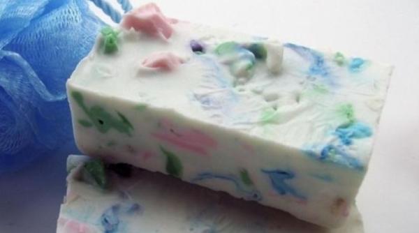 Nu arunca niciodată resturile de săpun. Le poți recicla, iar întreaga familie va aprecia. Ai nevoie de o picătură de loțiune de corp