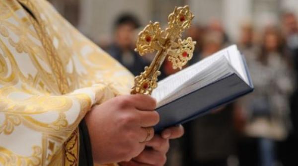 Preot bolnav de Covid-19, cercetat după ce a încălcat măsura izolării la domiciliu şi a oficiat mai multe slujbe