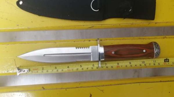 Tânăr român, depistat de jandarmi într-un parc fără masca de protecţie şi cu un cuţit tip baionetă