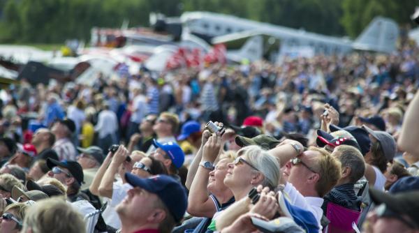 Sute de adepți QAnon s-au strâns în Dallas, așteptând învierea lui J.F Kenedy, mort în 1963