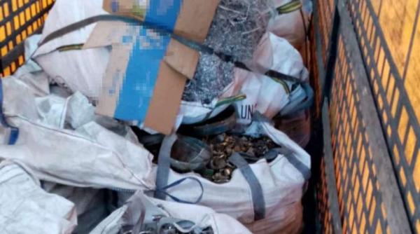 Camion, încărcat cu peste 20 tone de deșeuri din aluminiu, oprit la vama Nădlac  