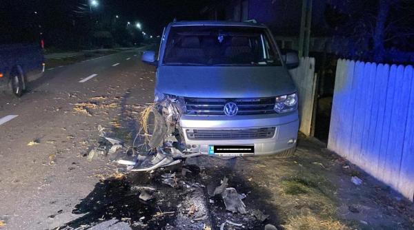 Coliziune frontală intre un microbuz care venea din străinătate și un autoturism, în județul Iași: Mai multe persoane au ajuns la spital