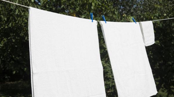 Ingredientul din bucătăria ta care va lăsa hainele tale albe să arate ca noi! 