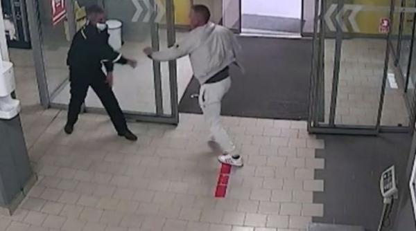 Polițist român, bătut de un tânăr, căruia i-a atras atenția că trebuie să-și poarte mască de protecție 