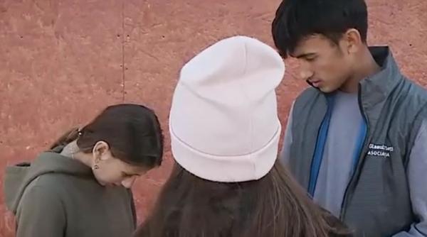 Trei frățiori români au rămas orfani de mamă. Femeia a fost răpusă de COVID: Nu ne-a dat voie la înmormântare