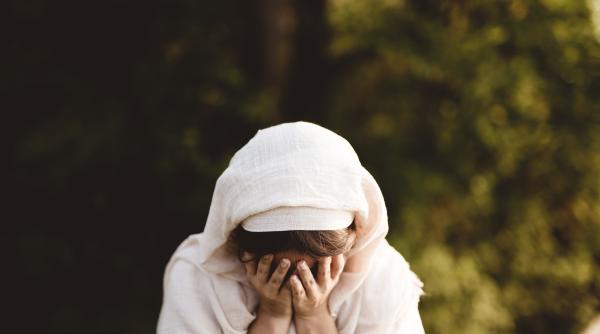 O bunică și-a vândut nepoatele pentru un ban de aur. Minorele nu au tată, iar mama are probleme psihice