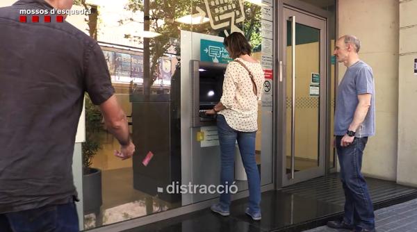 Metoda „umărul surferului“, folosită de 12 români din Spania pentru a se îmbogăți rapid: Cum funcționează escrocheria