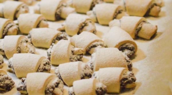 Cornulețe cu mac, fragede de se topesc în gură. Rețeta rapidă fără ouă, unt sau smântână