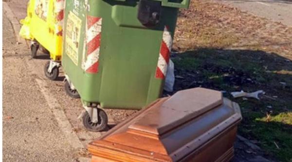 Italia. Descoperire șocantă la Vercelli: Sicriu abandonat lângă tomberoane. Oamenii sunt indignați: "Câtă degradare"