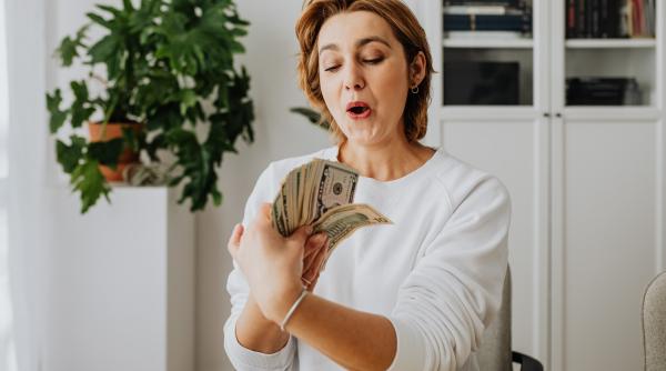 Italia. "Prietenie ciudată" între un italian de 80 de ani și o româncă. Femeia a primit în dar 30.000 de euro dar a fost chemată în instanță de rudele bătrânului