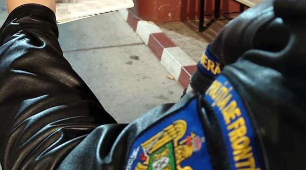 Autocar plin cu pasageri, oprit în vamă. Pentru trei persoane călătoria s-a întrerupt. Ilegalități grave, descoperte de polițiști 