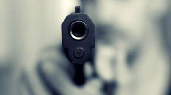 Doi frați români s-au certat, iar unul dintre ei a scos un pistol. Bărbatul s-a ales și cu amendă, și cu un dosar penal 