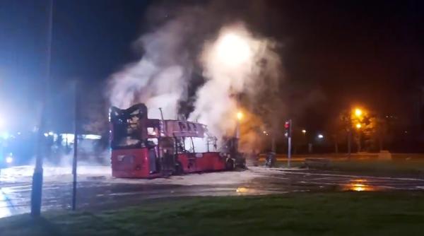 Irlanda de Nord. Autobuz, deturnat şi incendiat: „Terorizăm societatea cu speranța de a realiza ce?” - VIDEO