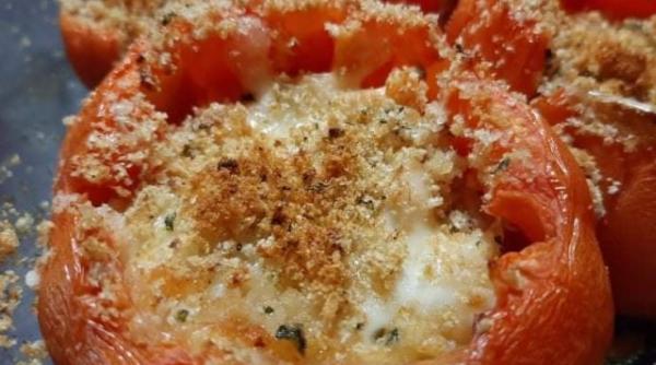 Roșii umplute la cuptor. O gustare rapidă și ușoară, cu doar 260 de calorii